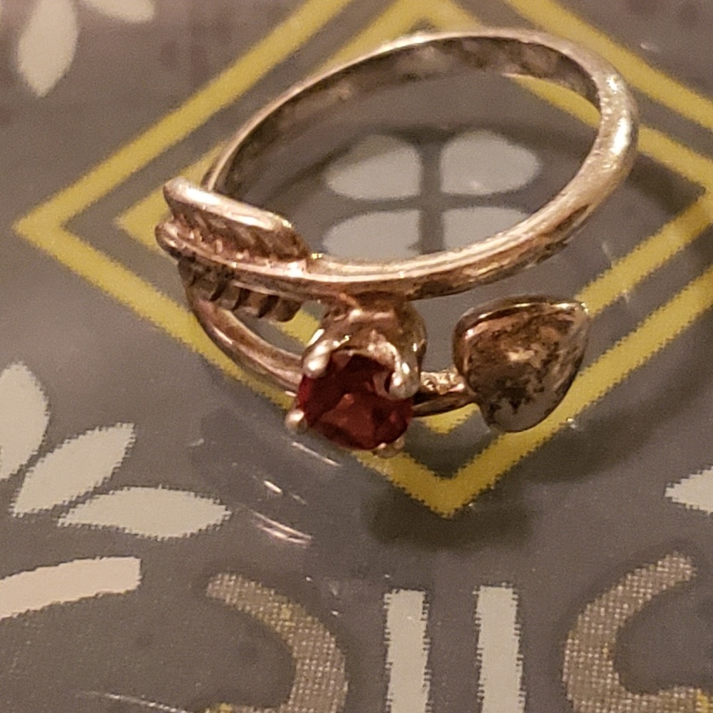Sterling silver arrow with heart and garnet ring - Picture 1 of 2